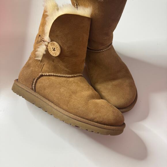 UGG AUSTRALIA Classic Bailey Button Boots Tan Brown 8 - Picture 2 of 9